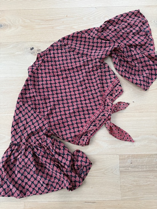 Elan Navy Top with Rose Leaf Print and Flowing Sleeves - Picture 6 of 9